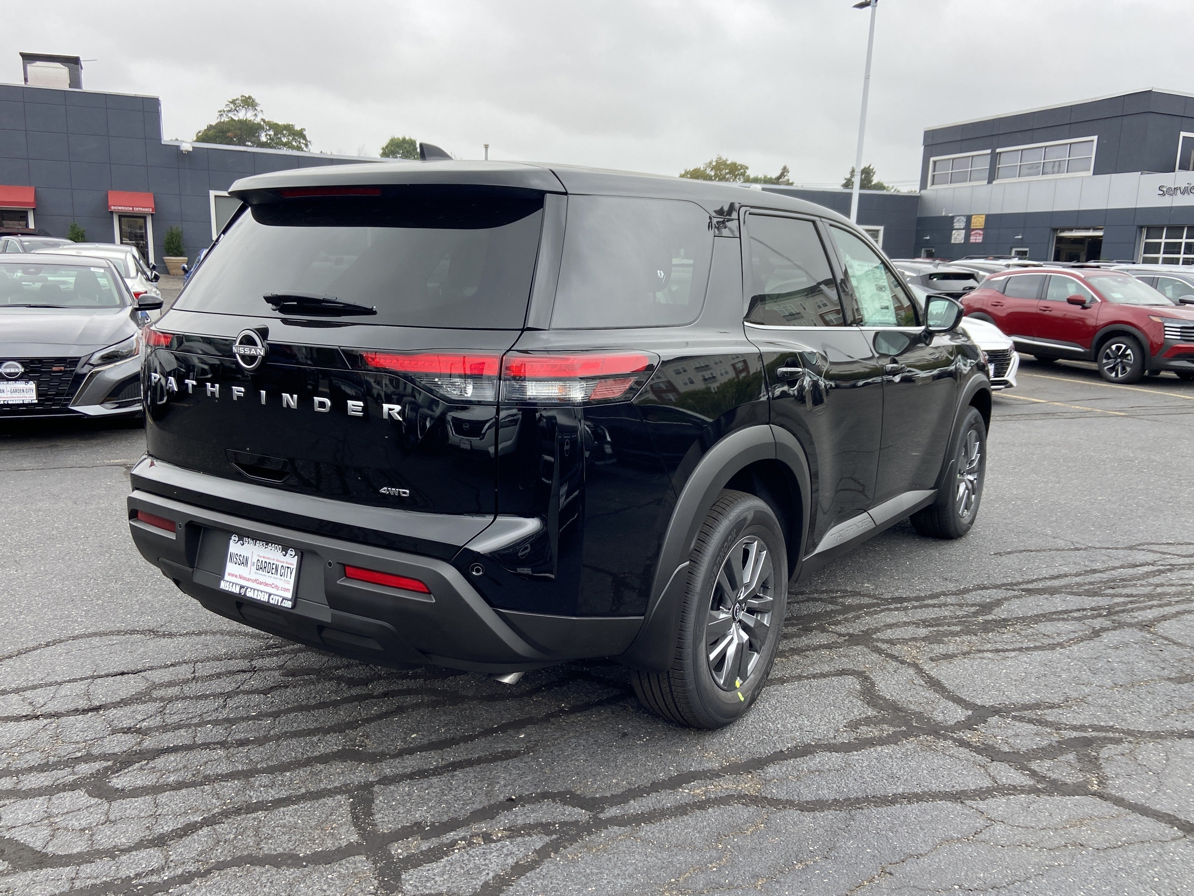 2025 Nissan Pathfinder S