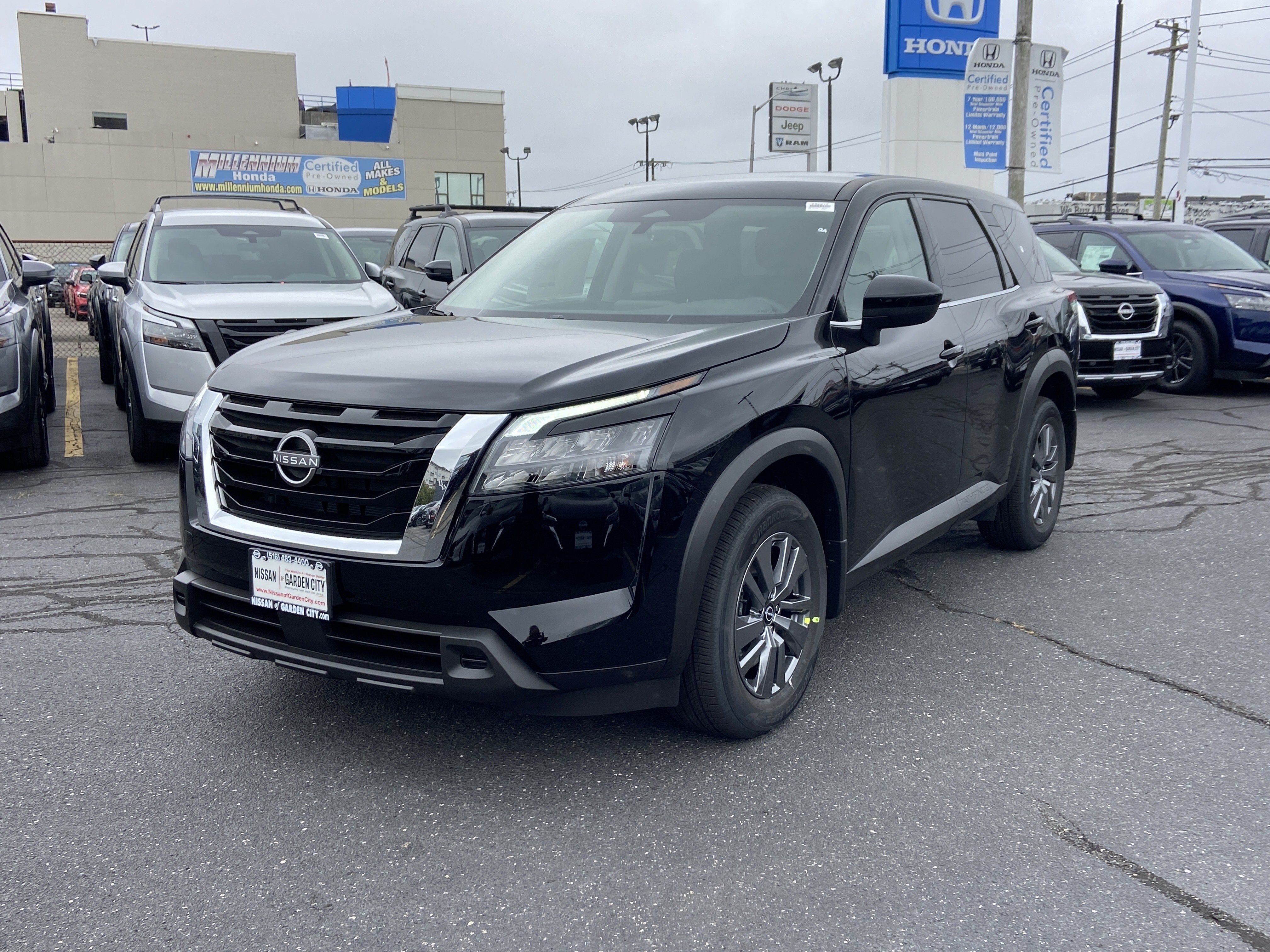2025 Nissan Pathfinder S