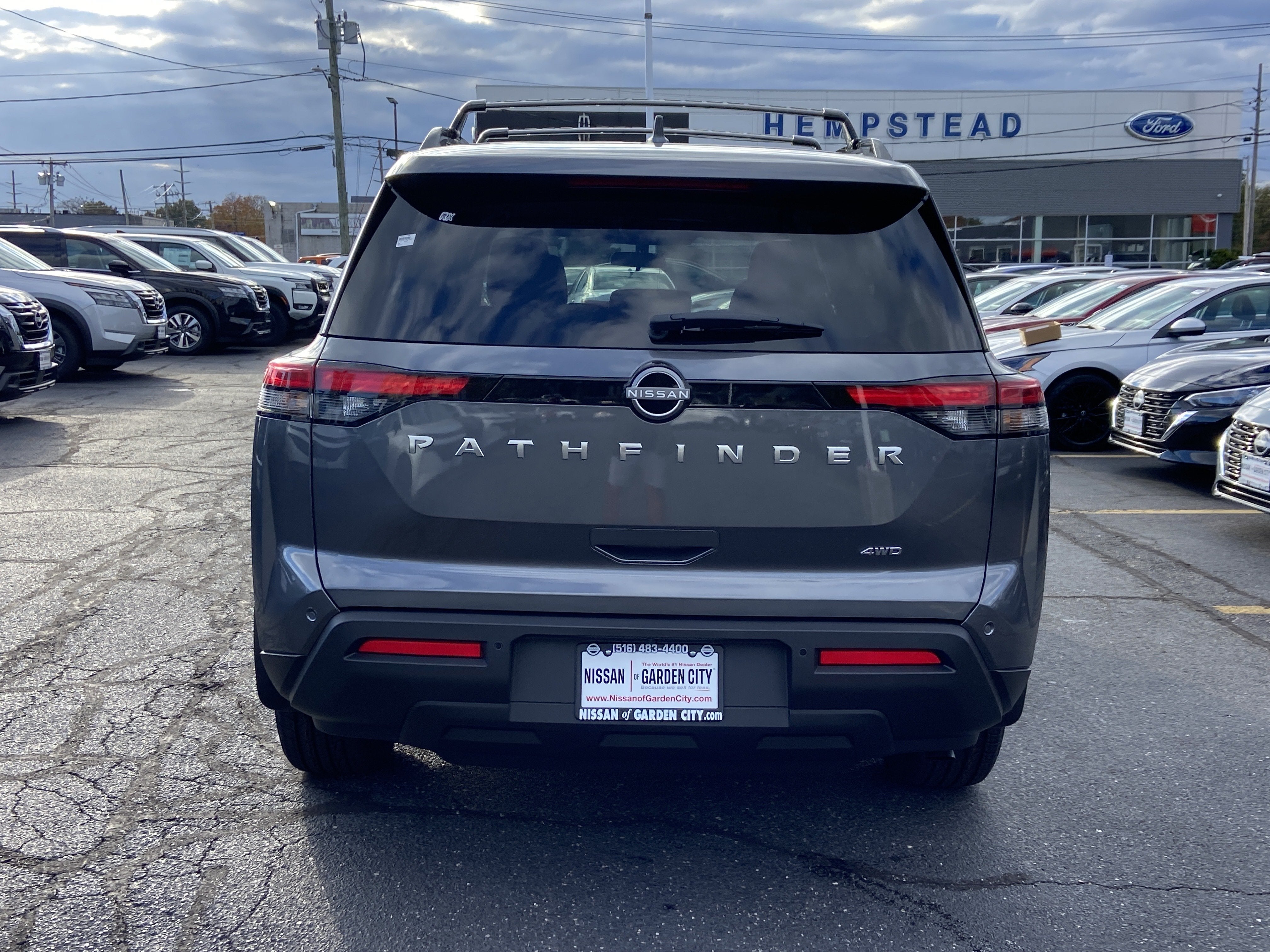 2025 Nissan Pathfinder SV