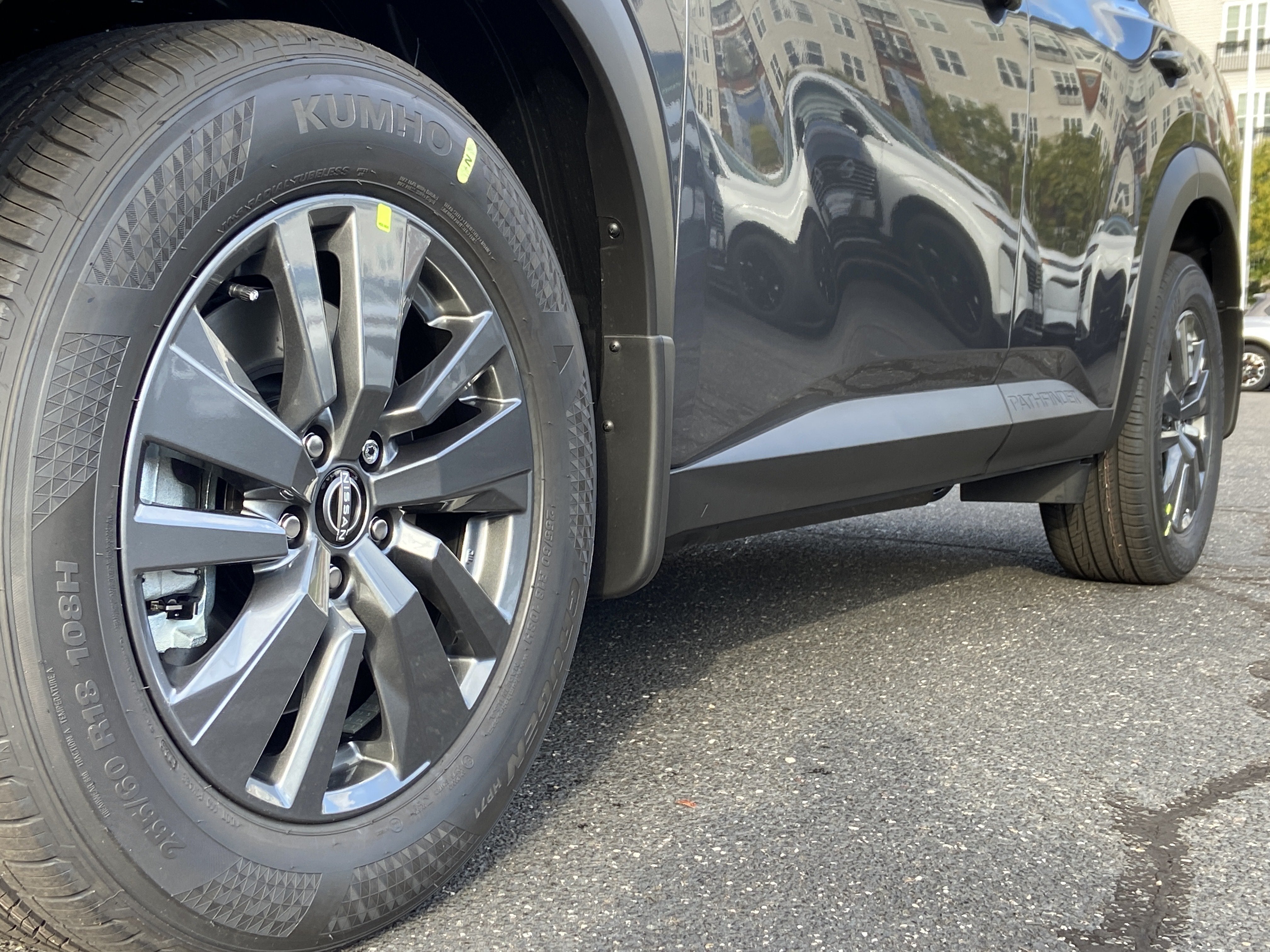 2025 Nissan Pathfinder SV