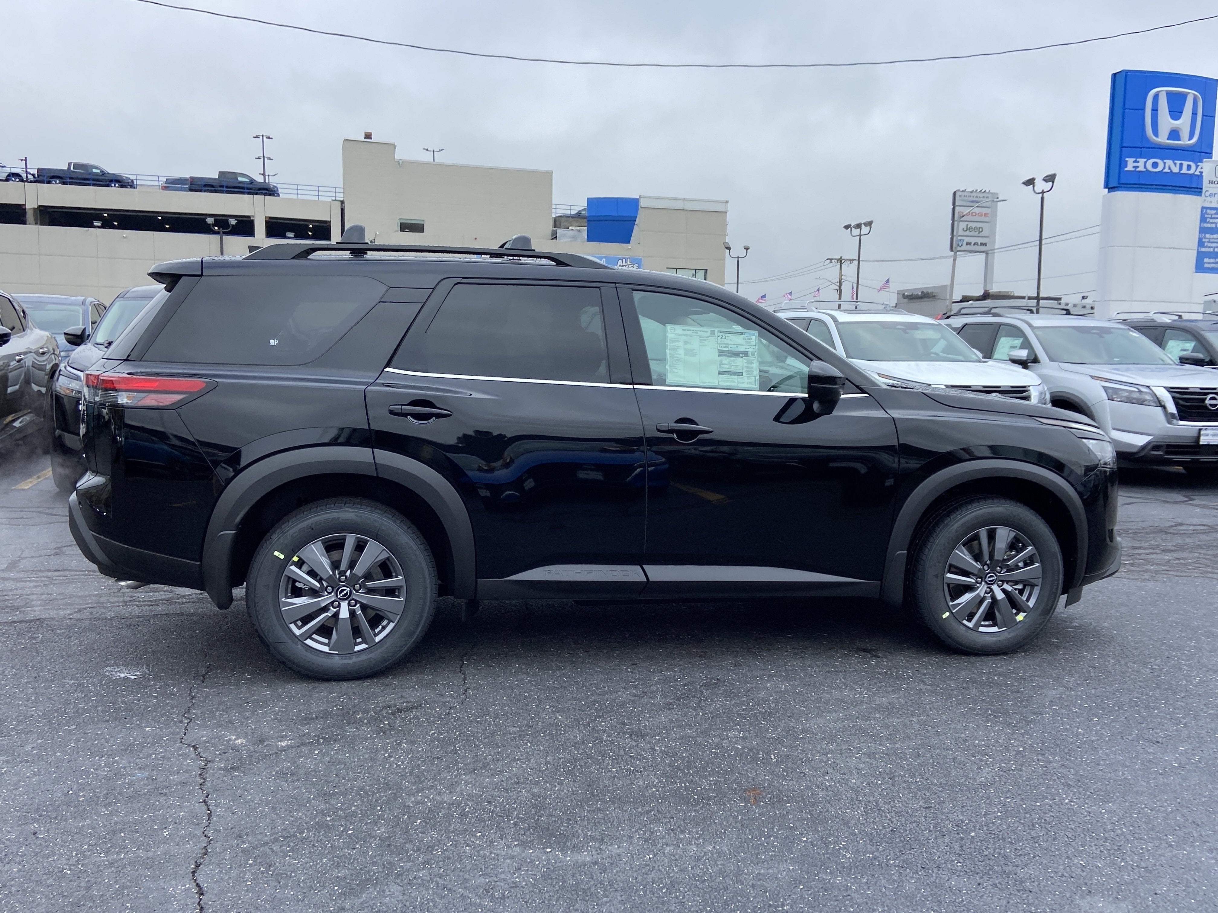 2025 Nissan Pathfinder SV