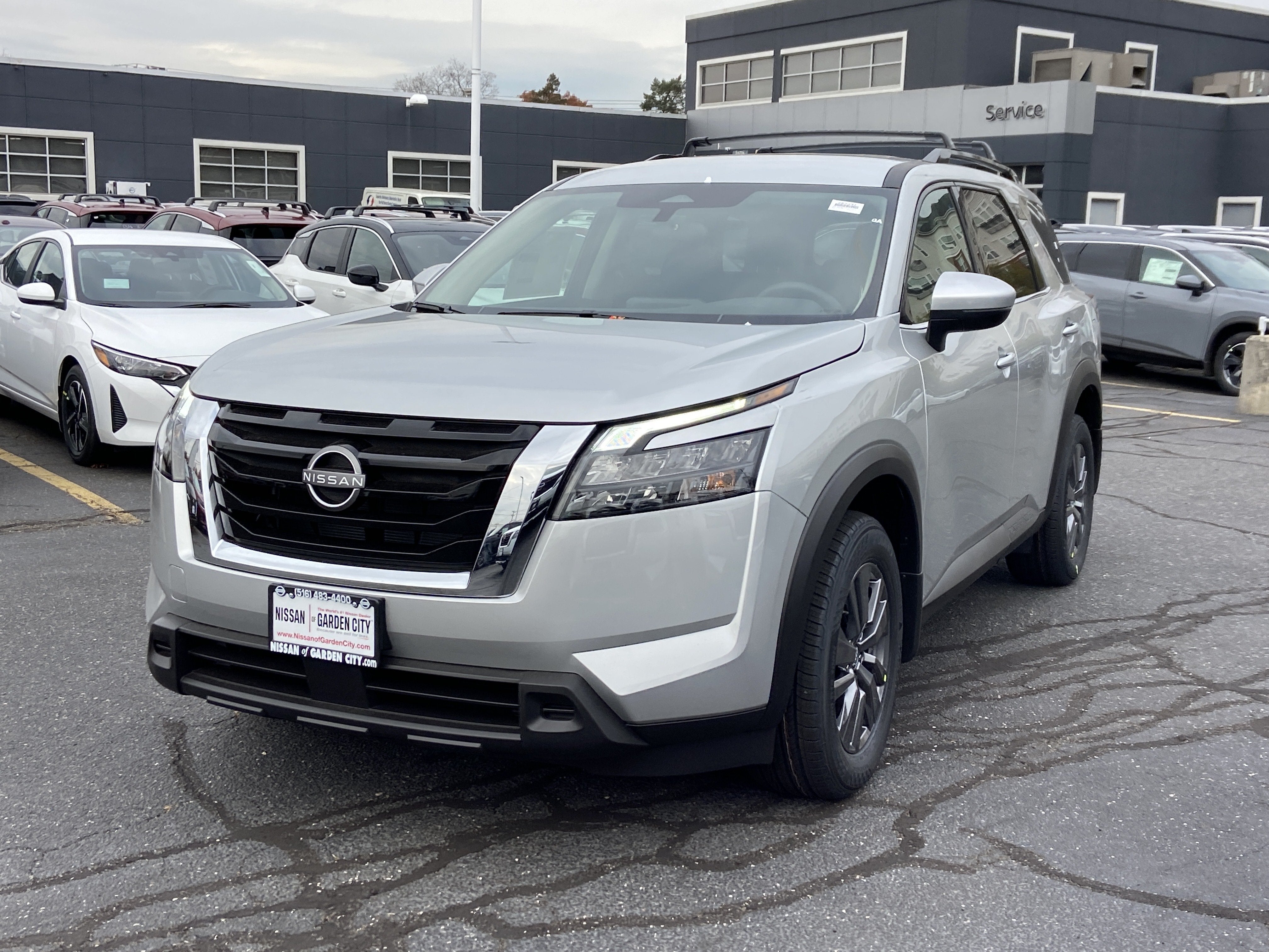 2025 Nissan Pathfinder SV