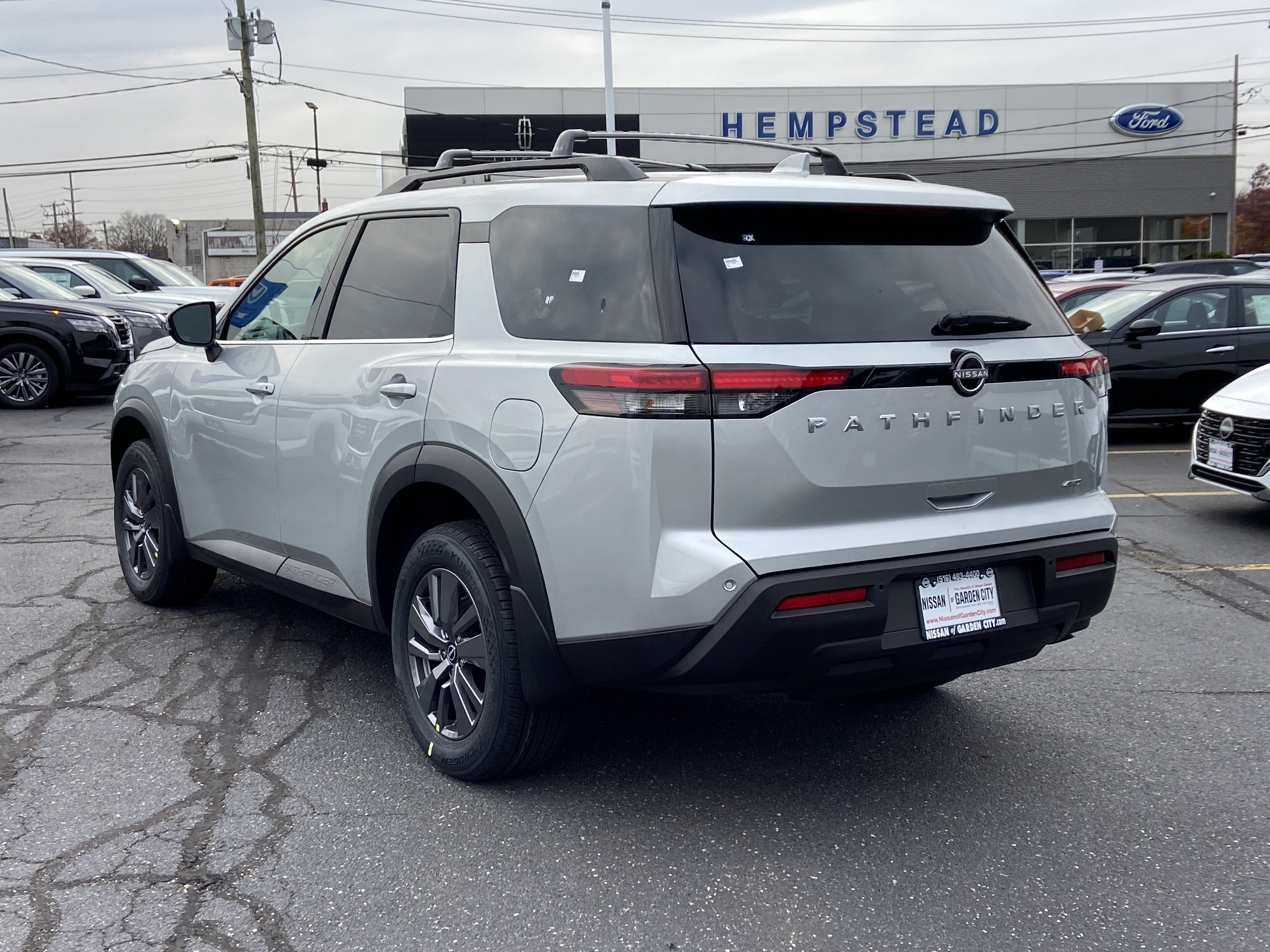 2025 Nissan Pathfinder SV