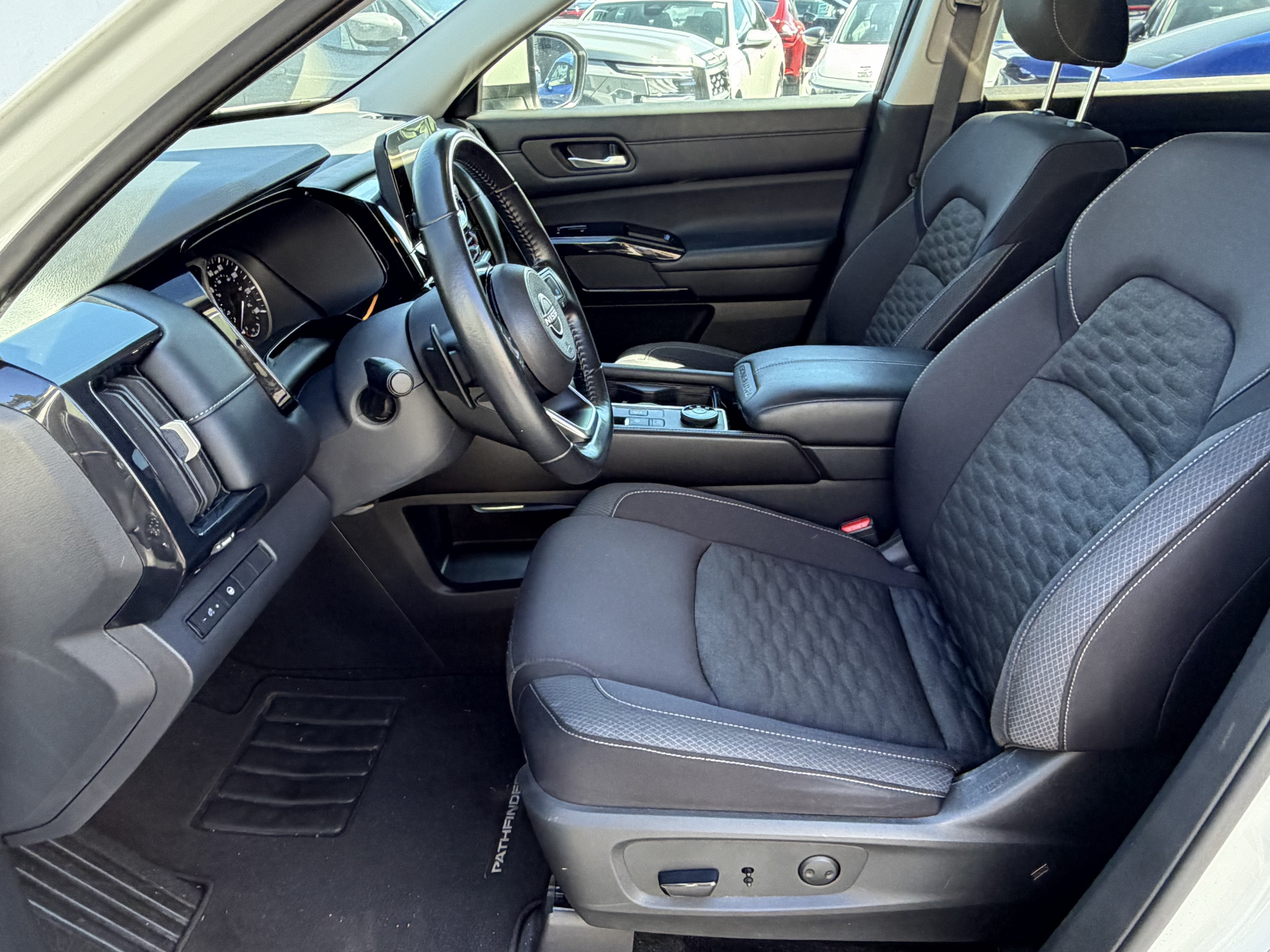 2022 Nissan Pathfinder SV