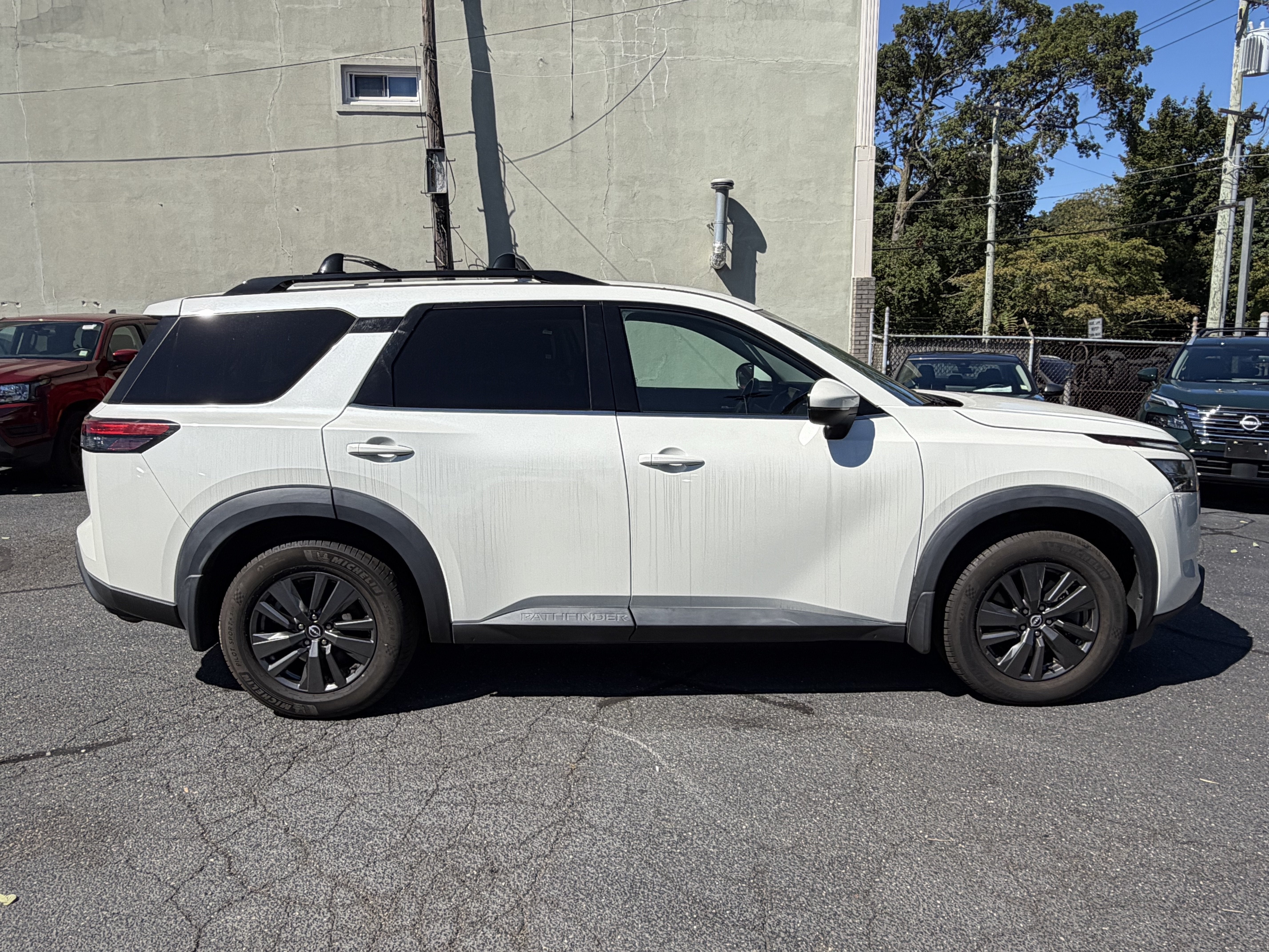 2022 Nissan Pathfinder SV