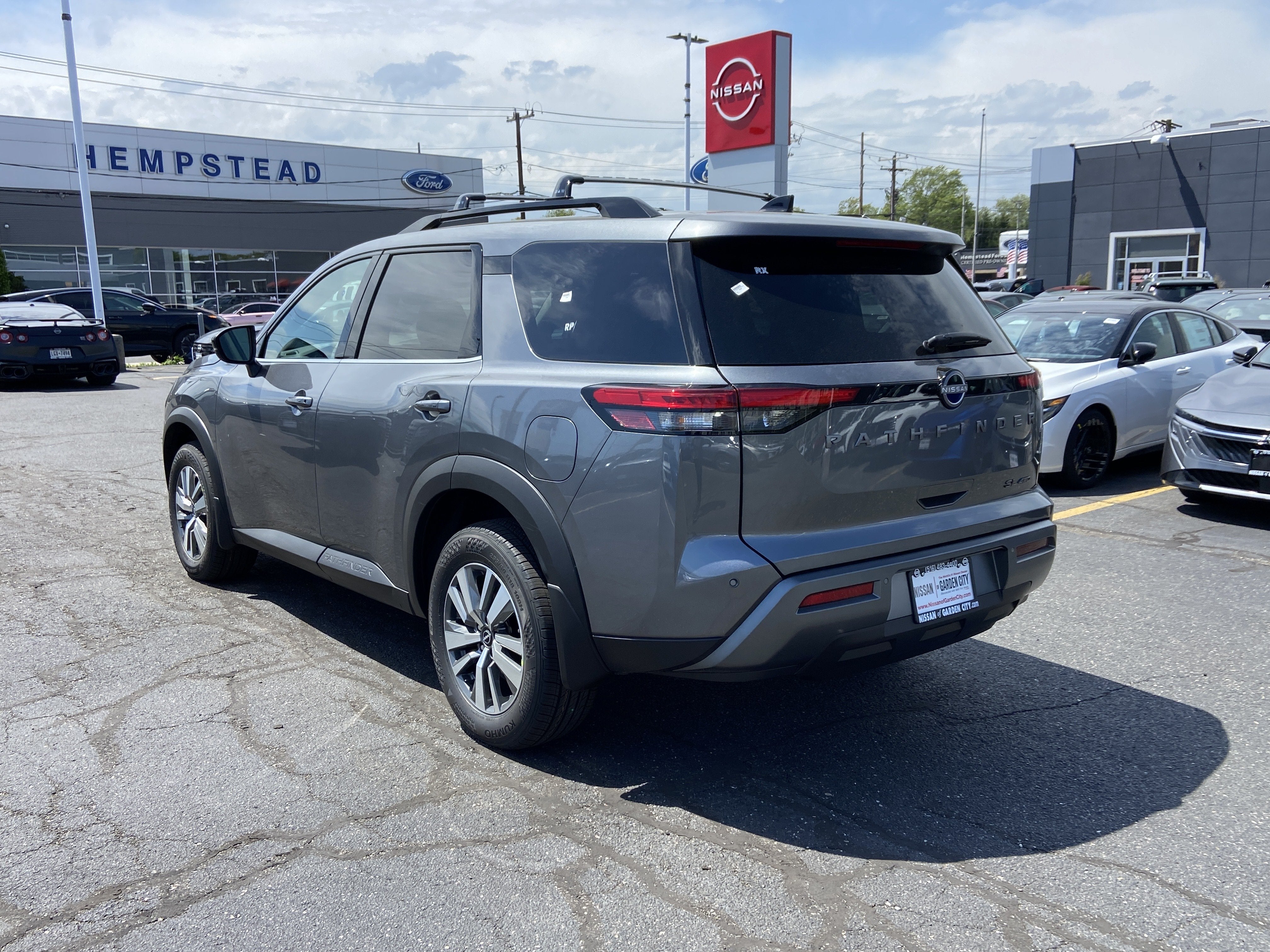 2026 Nissan Pathfinder SL