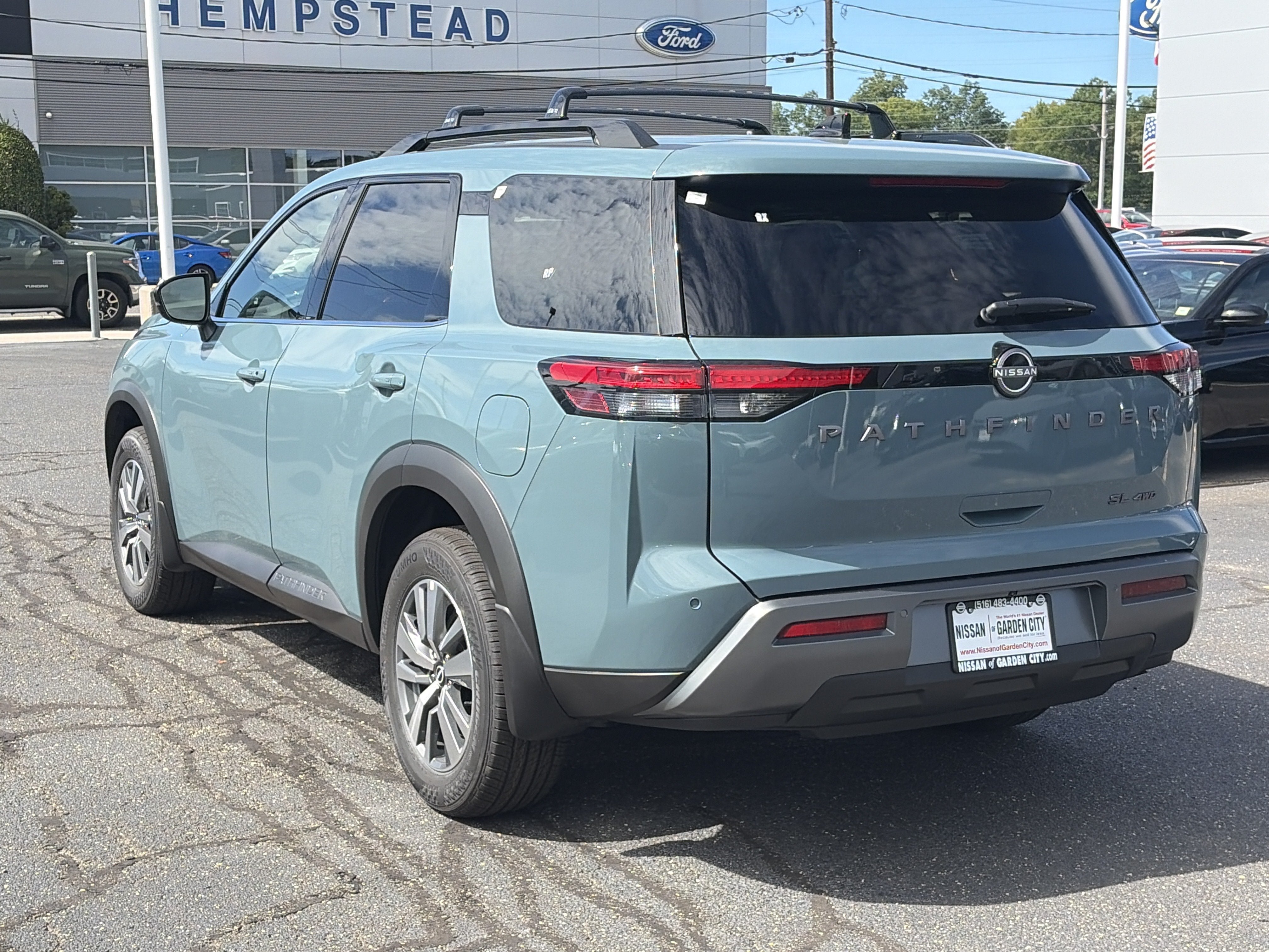 2026 Nissan Pathfinder SL