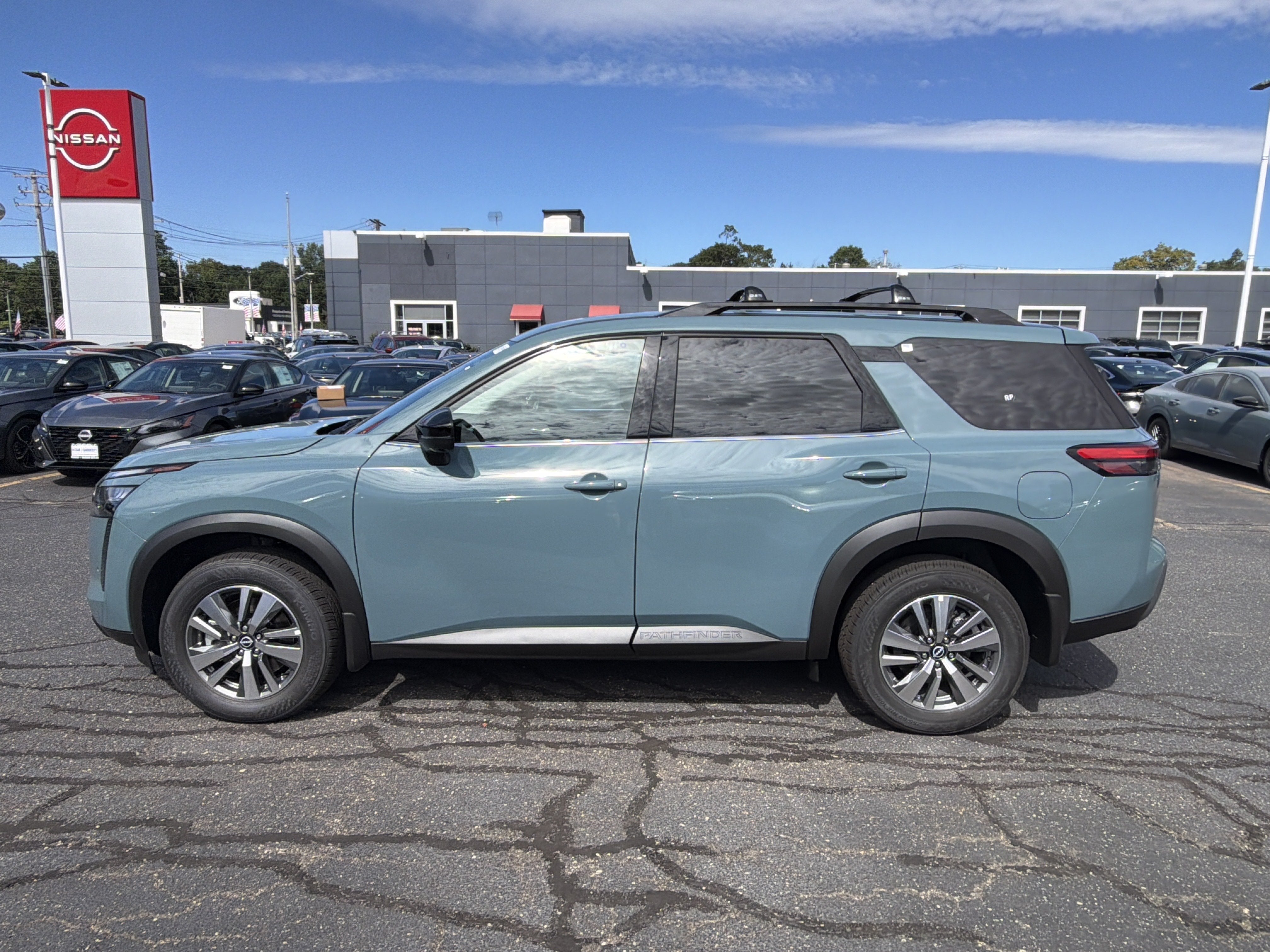 2026 Nissan Pathfinder SL