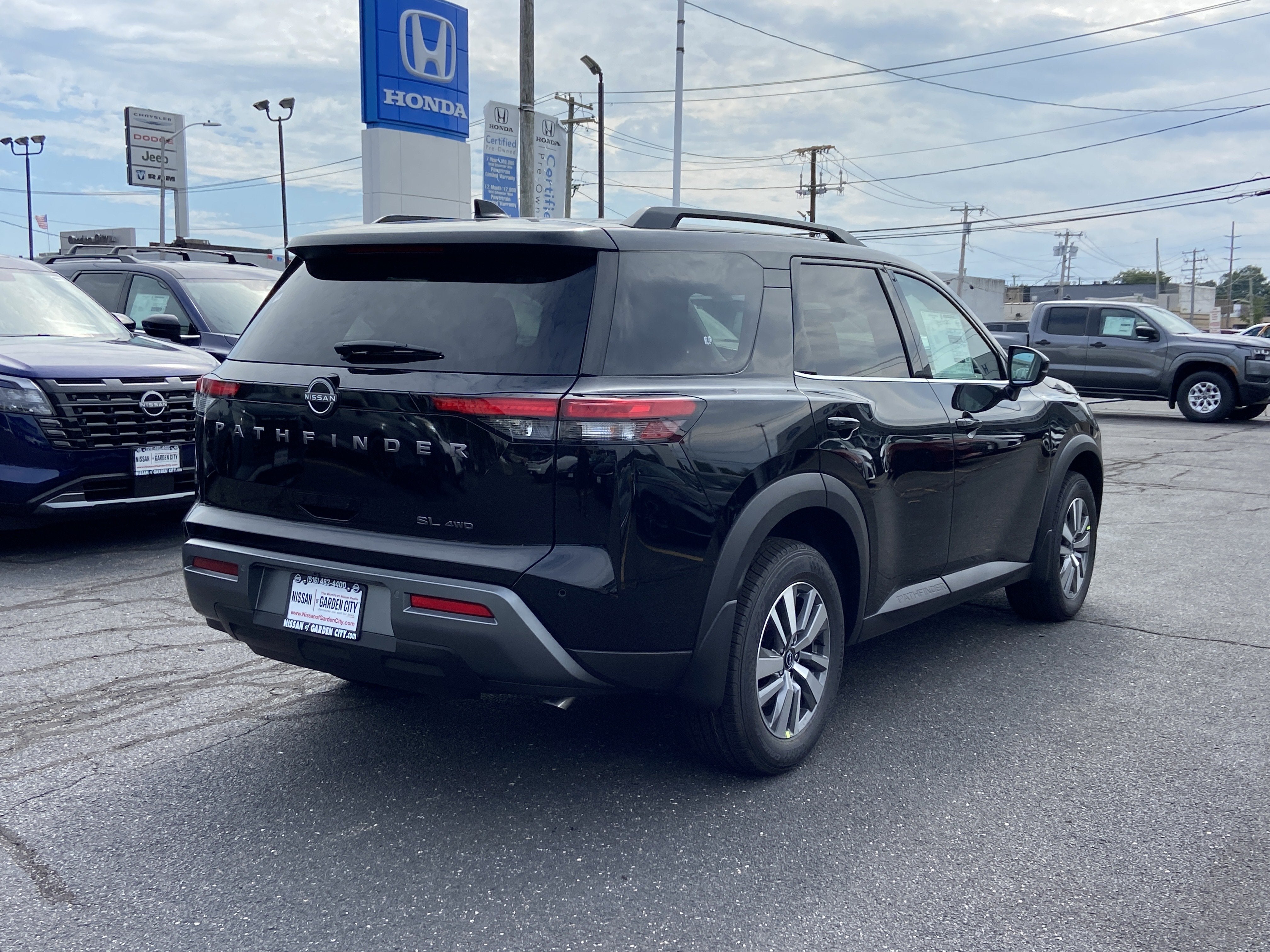 2026 Nissan Pathfinder SL