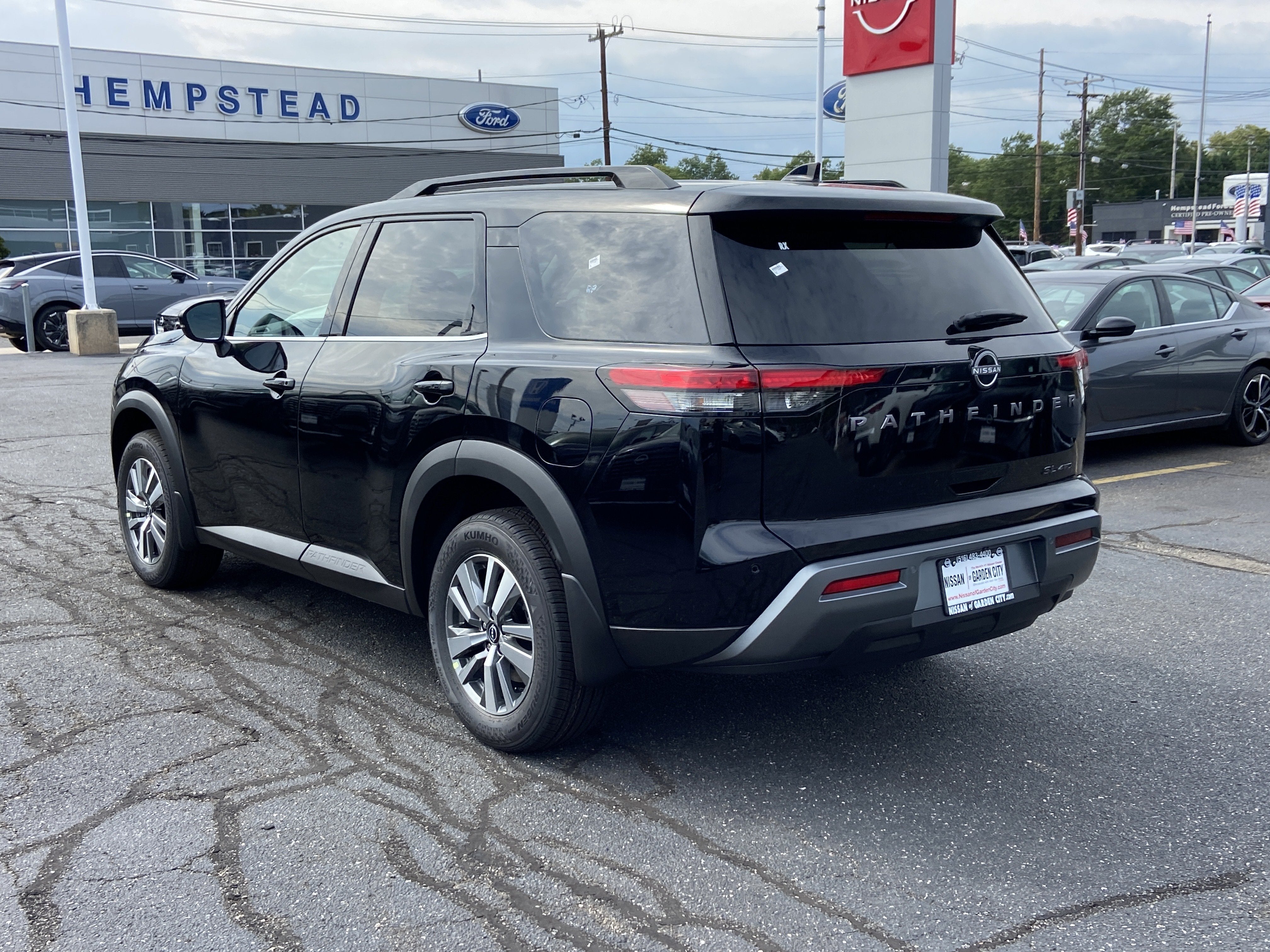 2026 Nissan Pathfinder SL