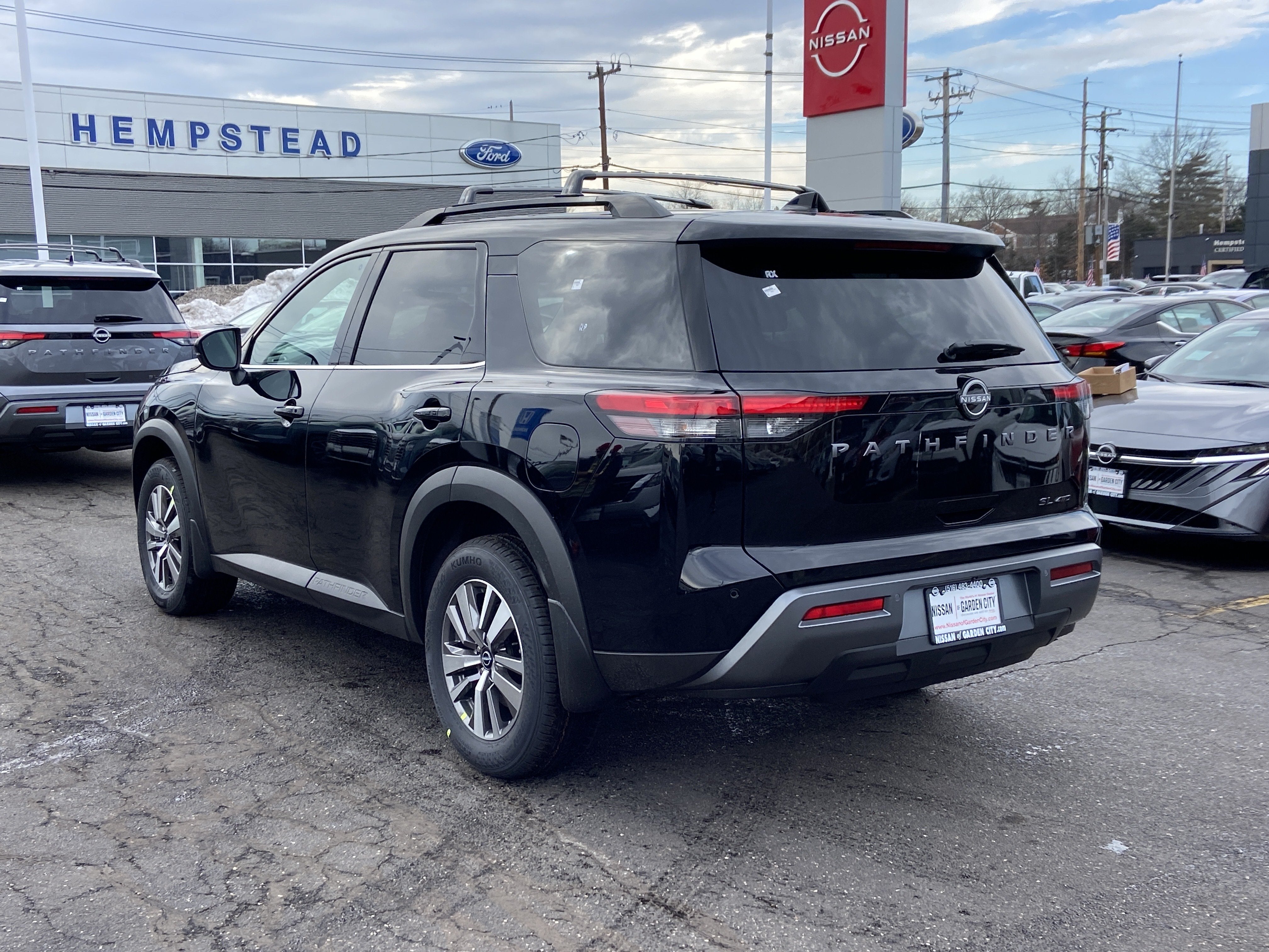 2026 Nissan Pathfinder SL