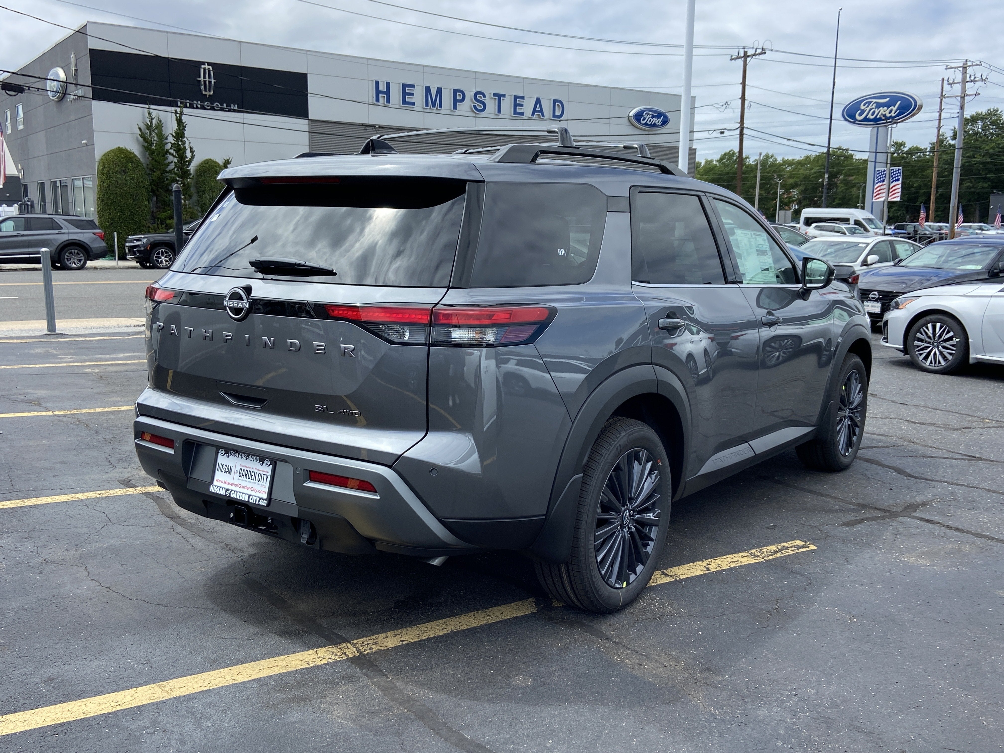 2026 Nissan Pathfinder SL