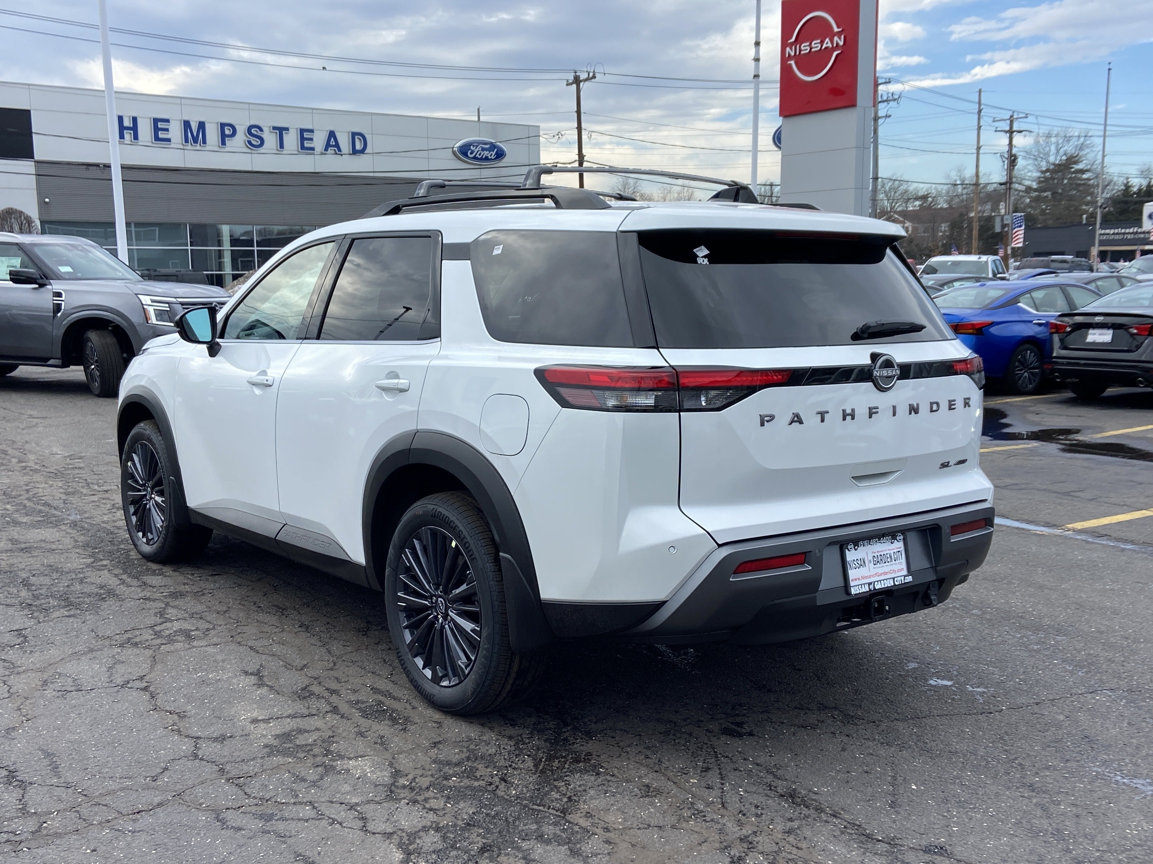 2026 Nissan Pathfinder SL